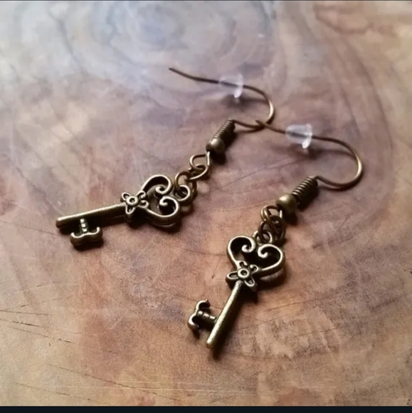Jewelry - 2XHP!! NWT Goth Bronze Heart Key Dangling Earrings!